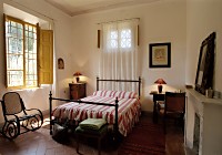 Ballatina - La camera da letto nell'appartamento della villa del '700 nel parco del Castello di Grotti in Toscana, a Siena