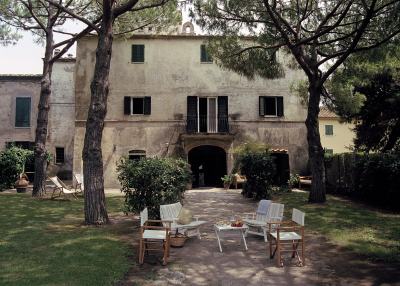 Il giardino davanti al casale Breschi ad Albinia, nella Maremma toscana