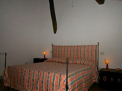 una camera da letto dell'appartamento Siena nel podere Certino a Grotti Alto
