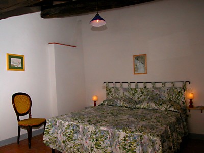 una camera da letto dell'appartamento Siena nel podere Certino a Grotti Alto