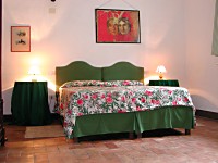 Camera matrimoniale dell'appartamento Frantoio sulla Piazza di Saturnia, in Toscana