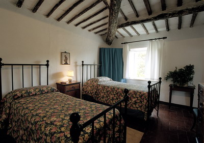 una camera da letto dell'appartamento Casa del Fabbro nel borgo medievale di Orgia