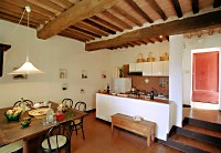 Il tinello/cucina dell'agriturismo Casa del Fabbro a Siena nei pressi del borgo medievale di Orgia 