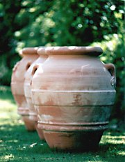 Orci in terracotta per conservare l'olio d'oliva prodotto nel podere Vignagrande