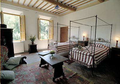 Una camera a due letti della Villa Ballati che si affaccia sul parco del Castello di Grotti