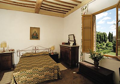 La camera matrimoniale della Villa Ballati che si affaccia sul parco del Castello di Grotti, vicino Siena