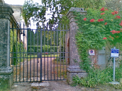 il cancello che dal cortile del castello di Grotti porta alla Villa Ballati
